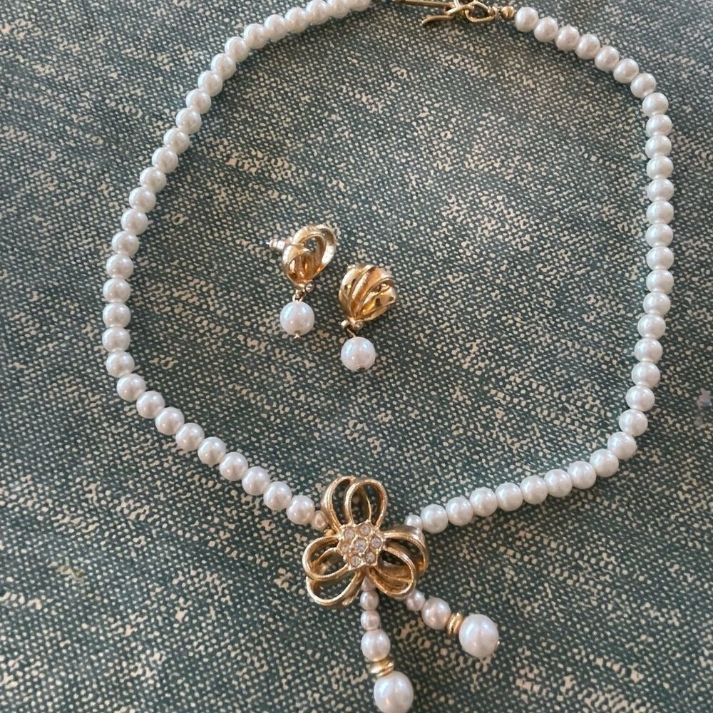 Avon Faux Pearl Necklace and Matching Pearl Drop Earrings EUC